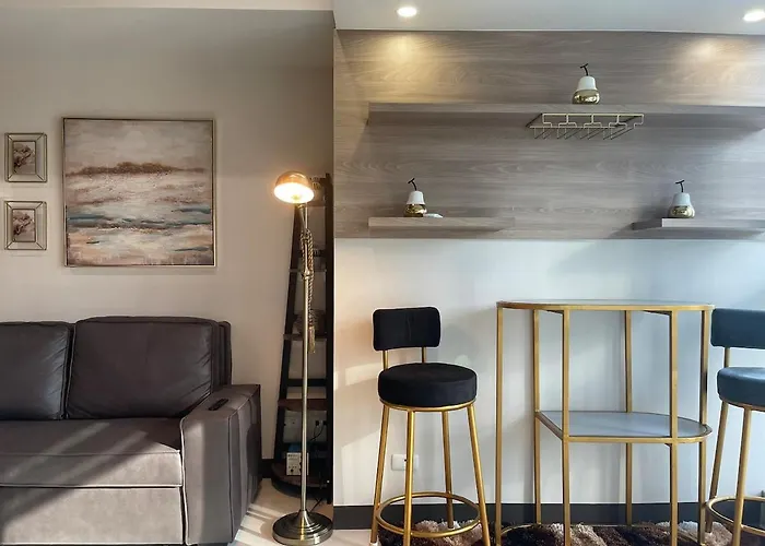 Stylish 1br Uptown Parksuites Bgc 200mbps Smarttv