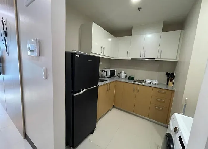 Stylish 1br Uptown Parksuites Bgc 200mbps Smarttv